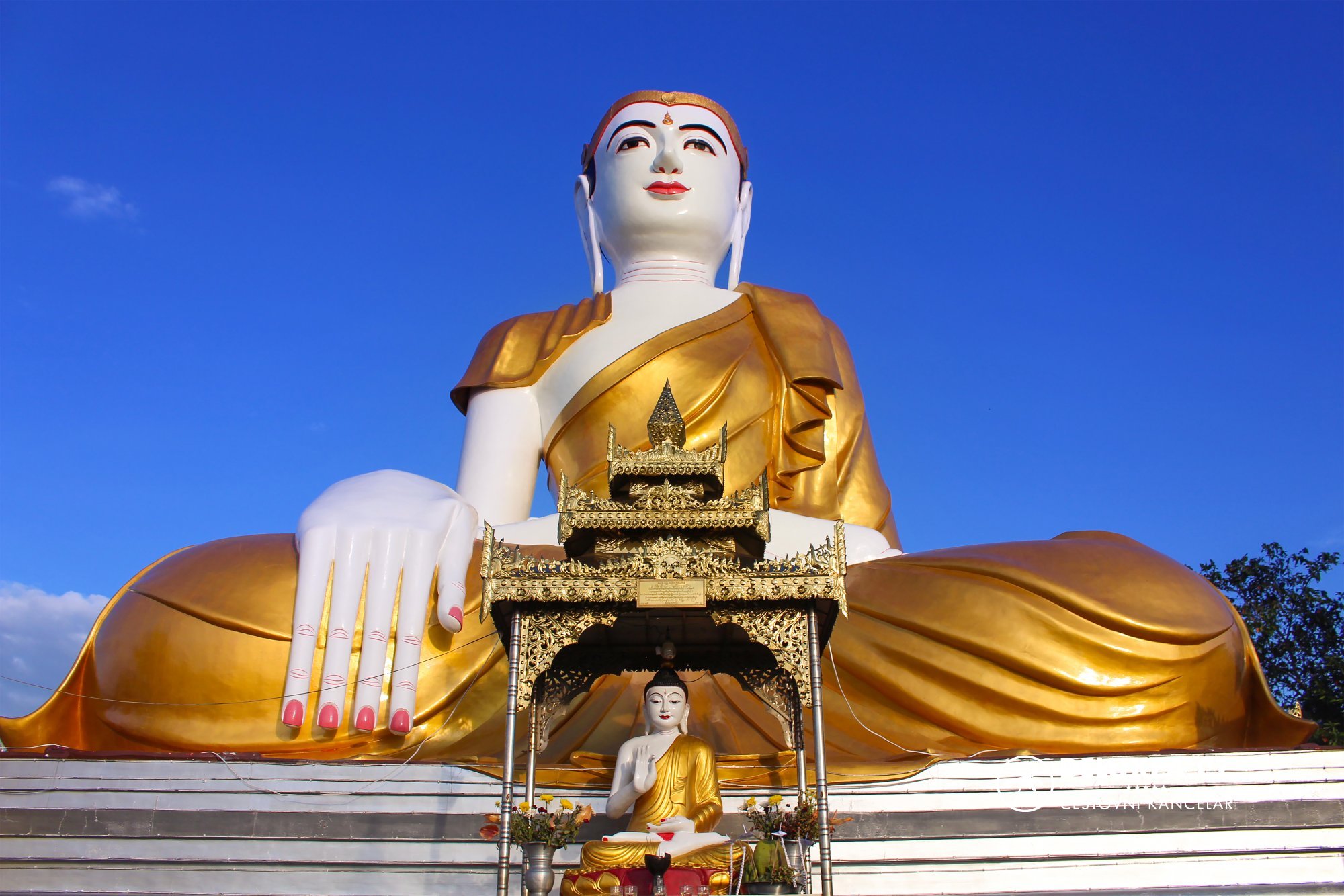 Картинка буда. Будда Шакьямуни статуя. Мьянма храм Будды. Храм Тяньнин Золотая статуя Будды.